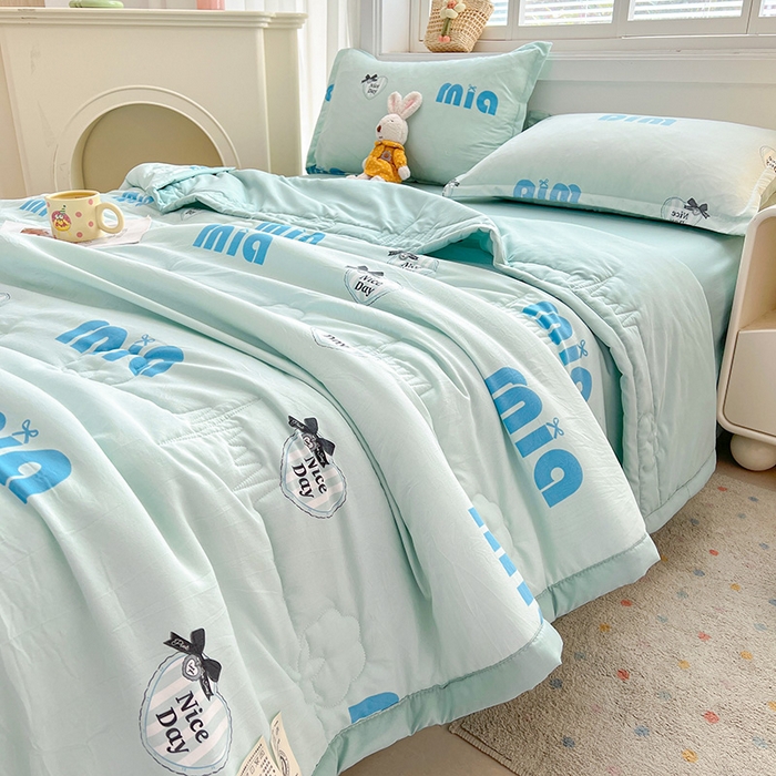 91家纺网 家纺一手货源 找家纺 西域种棉人·千百笠 2025新款A类新疆棉花夏凉被加宽包边水洗棉卡通印花吸湿透气棉花夏被空调被 凌香 字母