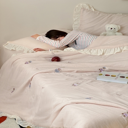 卡巴伦2025新款A类全棉双层皱皱纱绣花娜雅醋酯纤维夏被四件套 贝尔熊（粉）