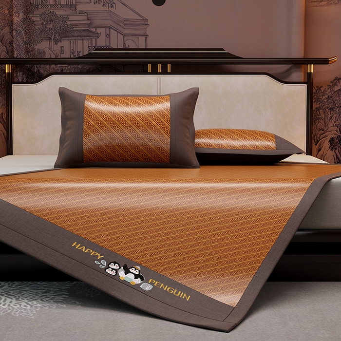 91家纺网 家纺一手货源 找家纺 绒艺席业 2025新款艾草藤席冰丝双面席席子凉席 游泳小企鹅-斜条纹