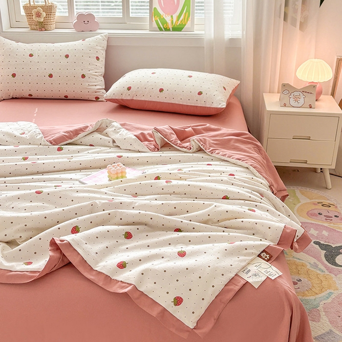 91家纺网 家纺一手货源 找家纺 金喜 2025新款小清新风格有氧针织双层纱大豆被夏被四件套 草莓物语