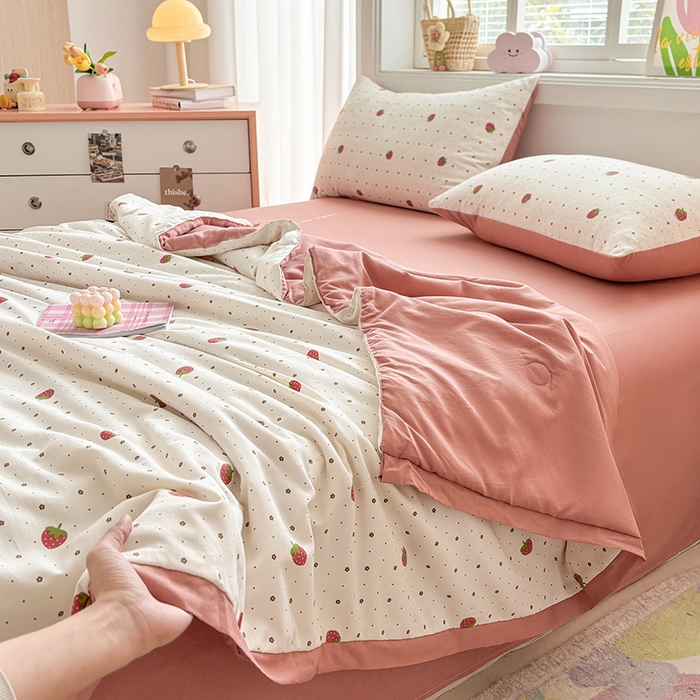 91家纺网 家纺一手货源 找家纺 金喜 2025新款小清新风格有氧针织双层纱大豆被夏被四件套 草莓物语