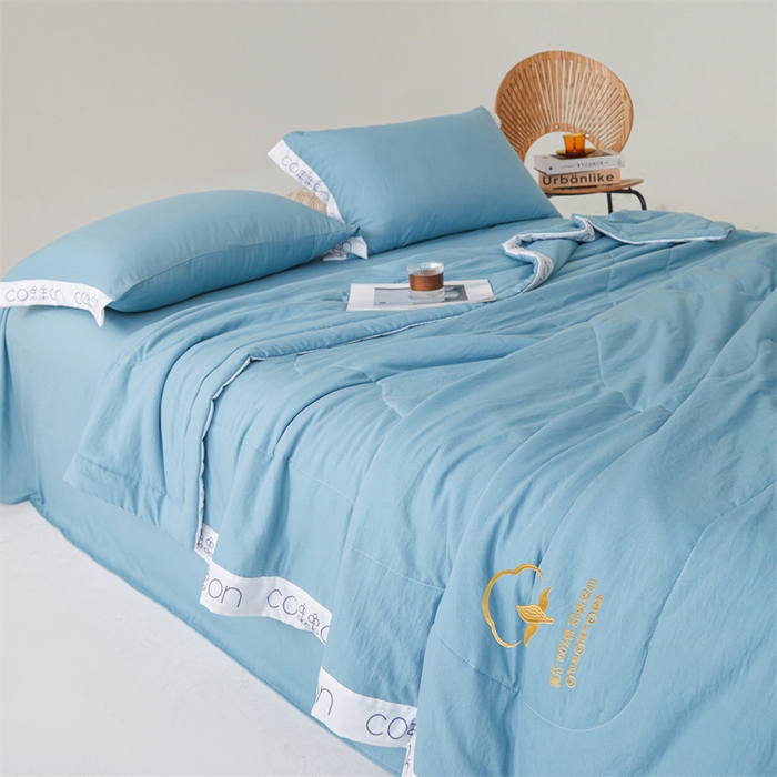 91家纺网 家纺一手货源 找家纺 西域种棉人·千百笠 2025新款A类100%新疆棉花夏凉被纯棉全棉填充毛巾绣绣花纯色双拼原棉空调被夏被 千寻牛仔蓝