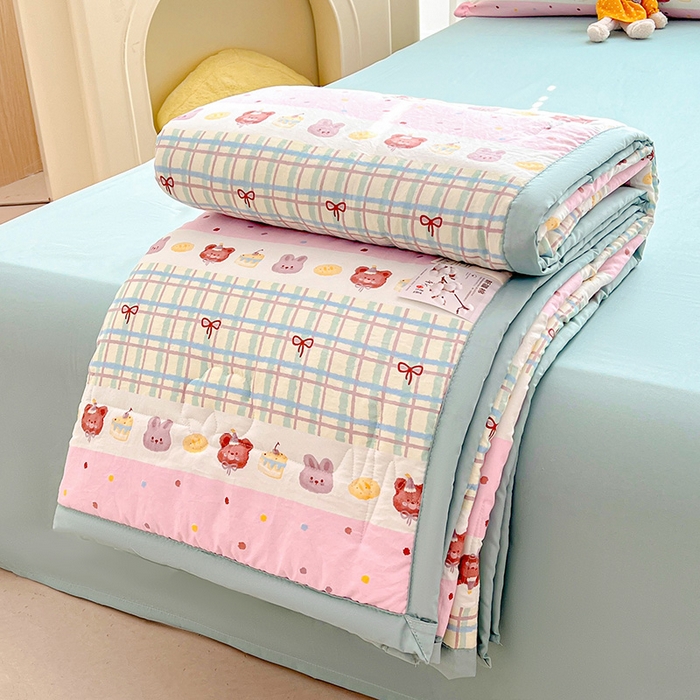 91家纺网 家纺一手货源 找家纺 西域种棉人·千百笠 2025新款A类新疆棉花夏凉被加宽包边水洗棉卡通印花吸湿透气棉花夏被空调被 凌香 生日派对