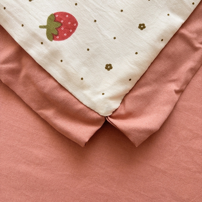 91家纺网 家纺一手货源 找家纺 金喜 2025新款小清新风格有氧针织双层纱大豆被夏被四件套 草莓物语