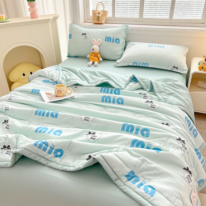 91家纺网 家纺一手货源 找家纺 西域种棉人·千百笠 2025新款A类新疆棉花夏凉被加宽包边水洗棉卡通印花吸湿透气棉花夏被空调被 凌香 字母