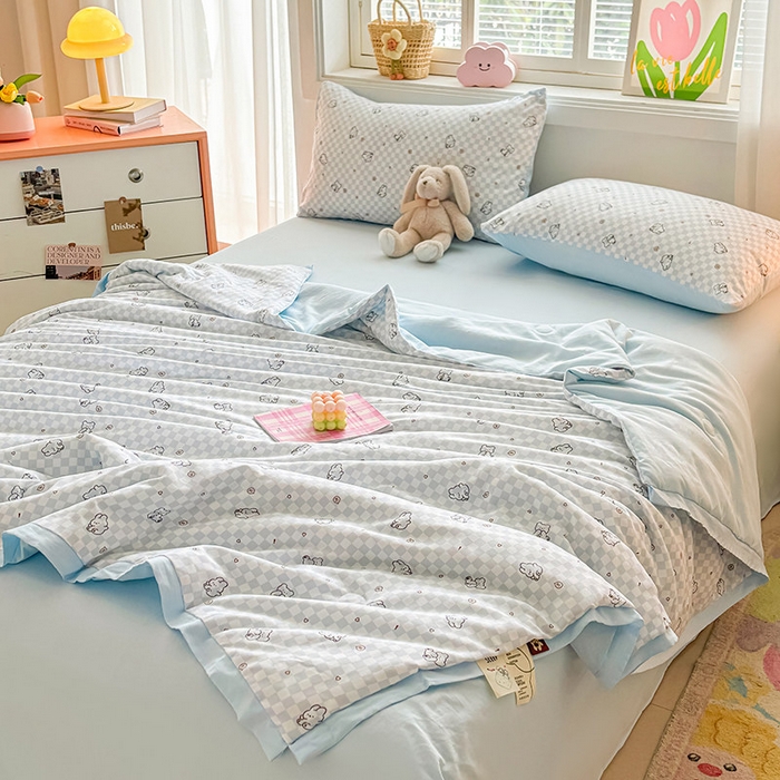 91家纺网 家纺一手货源 找家纺 金喜 2025新款小清新风格有氧针织双层纱大豆被夏被四件套 小熊派对