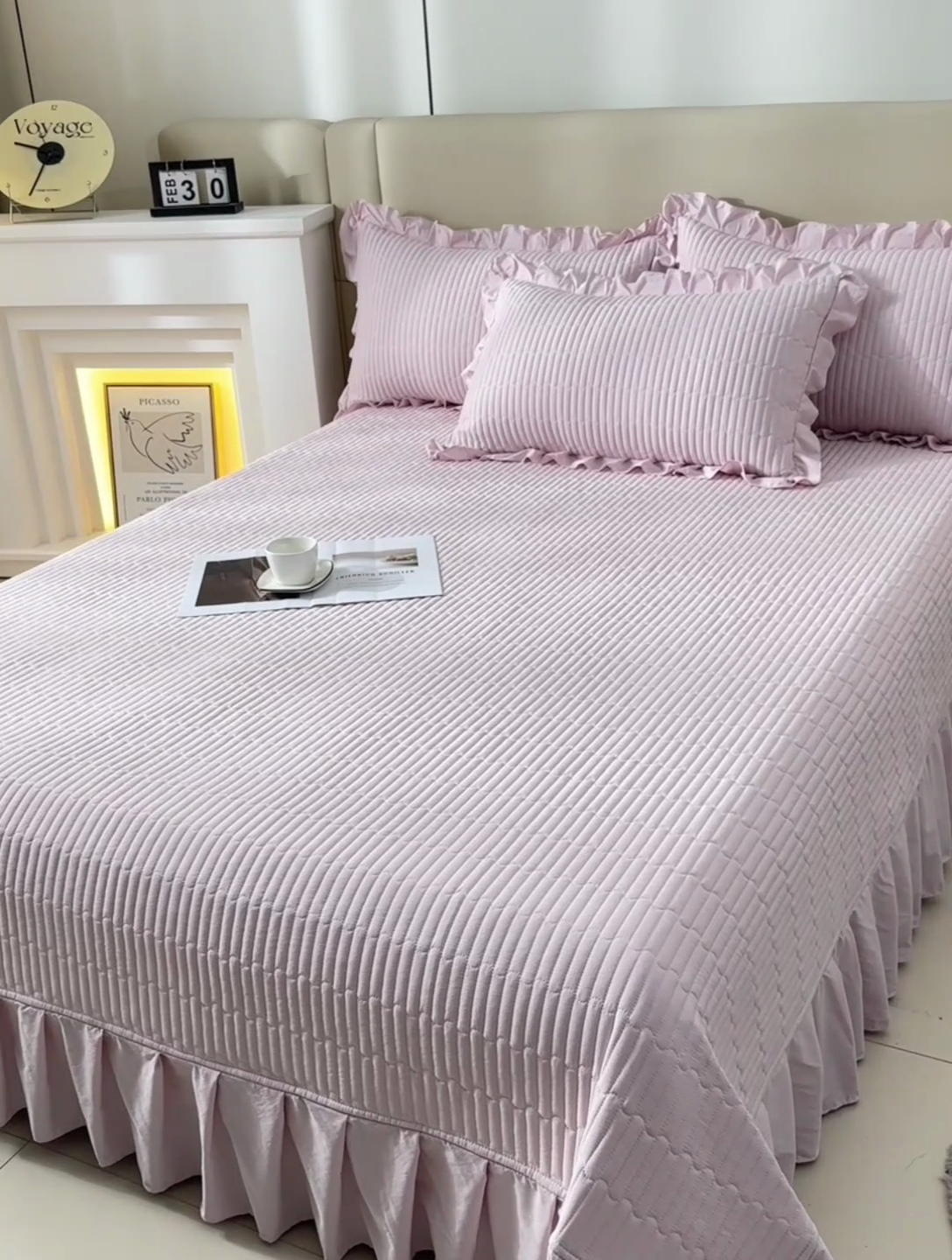 91家纺网 家纺一手货源 找家纺 星窝家纺 2025新款水洗棉花边床裙式多功能床盖三件套 经典粉色