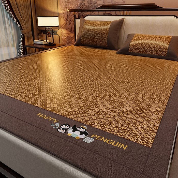 91家纺网 家纺一手货源 找家纺 绒艺席业 2025新款艾草藤席冰丝双面席席子凉席 游泳小企鹅-格纹