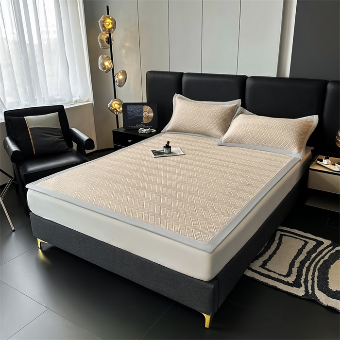 91家纺网 家纺一手货源 找家纺 雯豆家纺 2025夏季新款PE中分子凉感凉席三件套冰丝凉感席子纯色素色成人平铺绑带款 简尚-丝雾棕