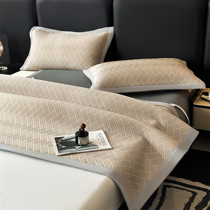 91家纺网 家纺一手货源 找家纺 雯豆家纺 2025夏季新款PE中分子凉感凉席三件套冰丝凉感席子纯色素色成人平铺绑带款 简尚-丝雾棕