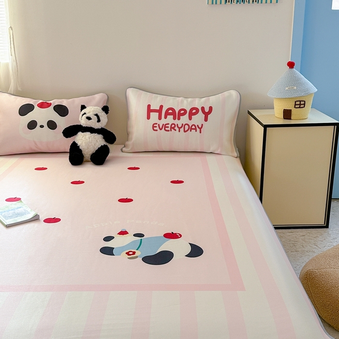 91家纺网 家纺一手货源 找家纺 美乐迪家纺 2025新款碳光凉感冰丝席 苹果熊猫