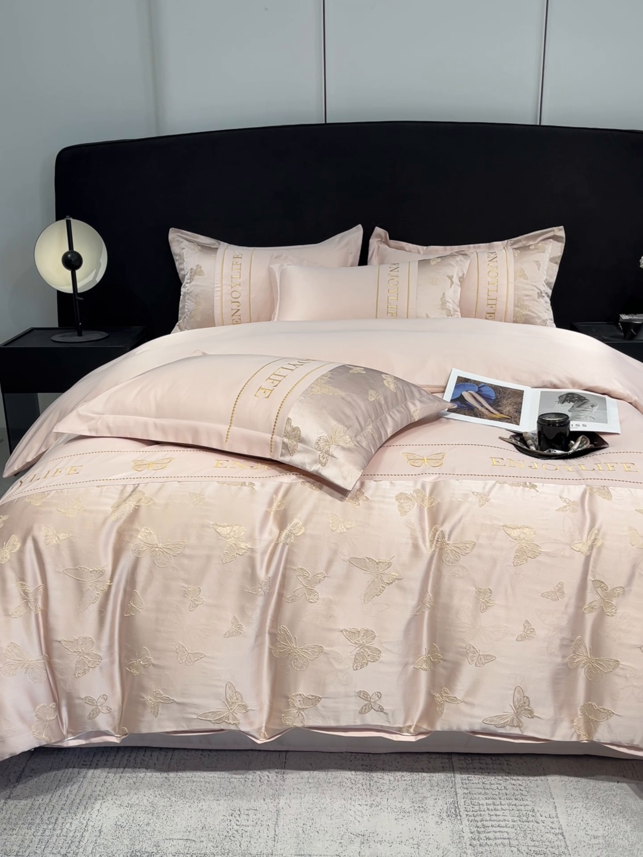 91家纺网 家纺一手货源 找家纺 米彩家纺 2025新款A类水洗真丝金丝浮雕提花绣花四件套 富蝶-粉玉