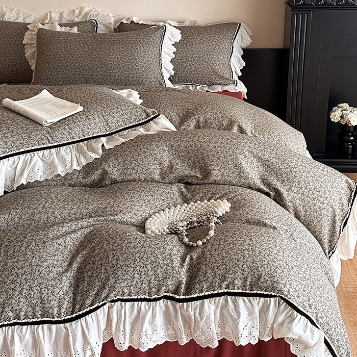 91家纺网 家纺一手货源 找家纺 蓝邻家纺 2025春夏新款全棉纯棉复古双层纱花边织带款四件套 春风细叶