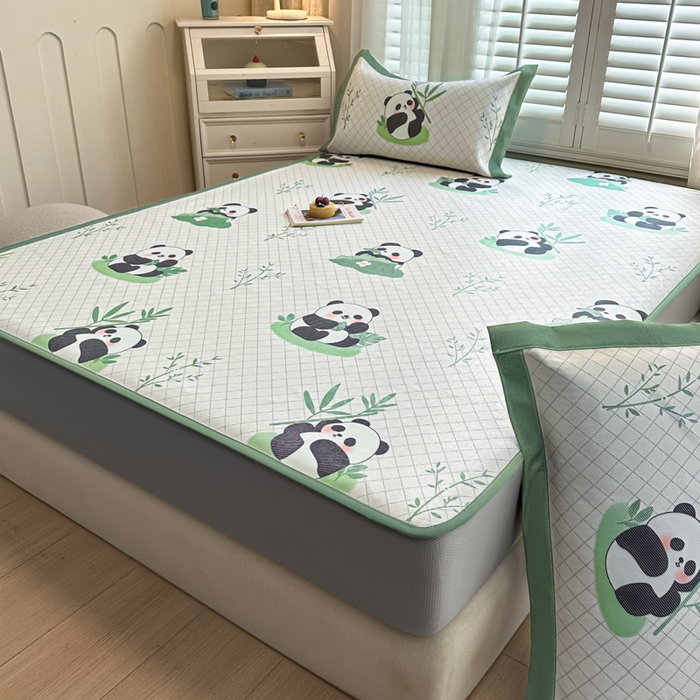 91家纺网 家纺一手货源 找家纺 花言狐语 2025新款真冰藤印花床笠款凉席 可爱熊猫