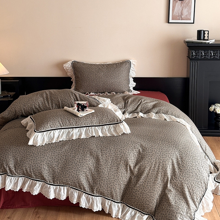 91家纺网 家纺一手货源 找家纺 蓝邻家纺 2025春夏新款全棉纯棉复古双层纱花边织带款四件套 春风细叶