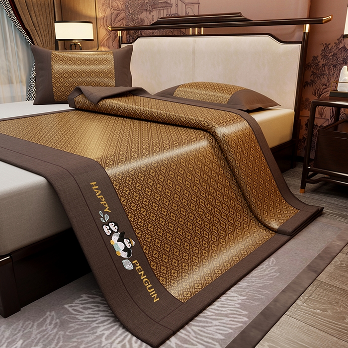 91家纺网 家纺一手货源 找家纺 绒艺席业 2025新款艾草藤席冰丝双面席席子凉席 游泳小企鹅-格纹