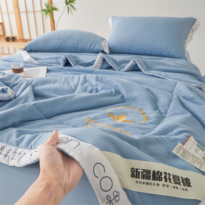 91家纺网 家纺一手货源 找家纺 西域种棉人·千百笠 2025新款A类100%新疆棉花夏凉被纯棉全棉填充毛巾绣绣花纯色双拼原棉空调被夏被 千寻晴空蓝
