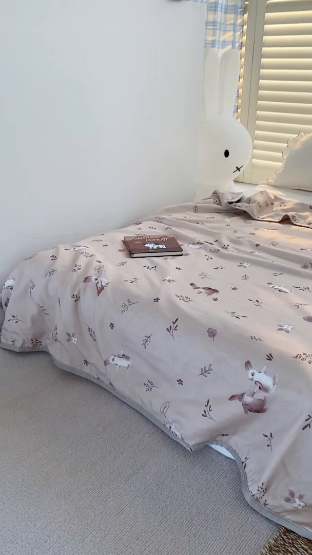 91家纺网 家纺一手货源 找家纺 潮邦 2025新款全棉双层纱多功能盖毯 背包兔