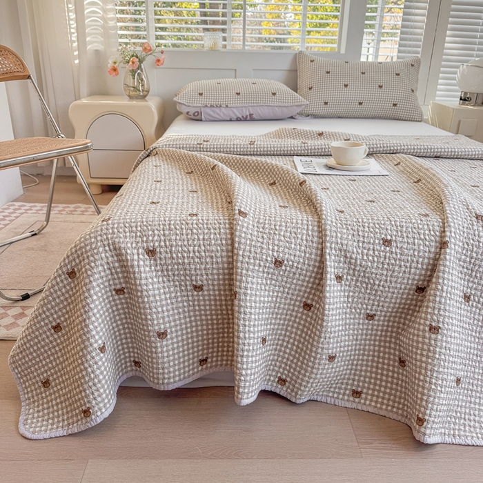 91家纺网 家纺一手货源 找家纺 宜梦家居【需要买家秀请联系老板】 2025新款双面纯棉夹层新疆棉花高温砂洗全棉床盖 呆萌熊咖