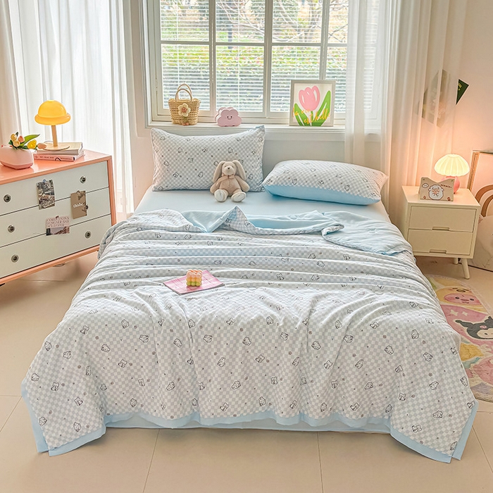 91家纺网 家纺一手货源 找家纺 金喜 2025新款小清新风格有氧针织双层纱大豆被夏被四件套 小熊派对