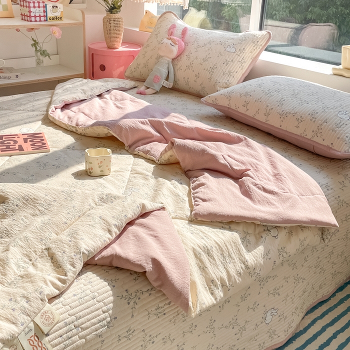 91家纺网 家纺一手货源 找家纺 老帅的工厂店 2025新款a类云感双层纱7a抗菌夏被床盖四件套 兔兔密语