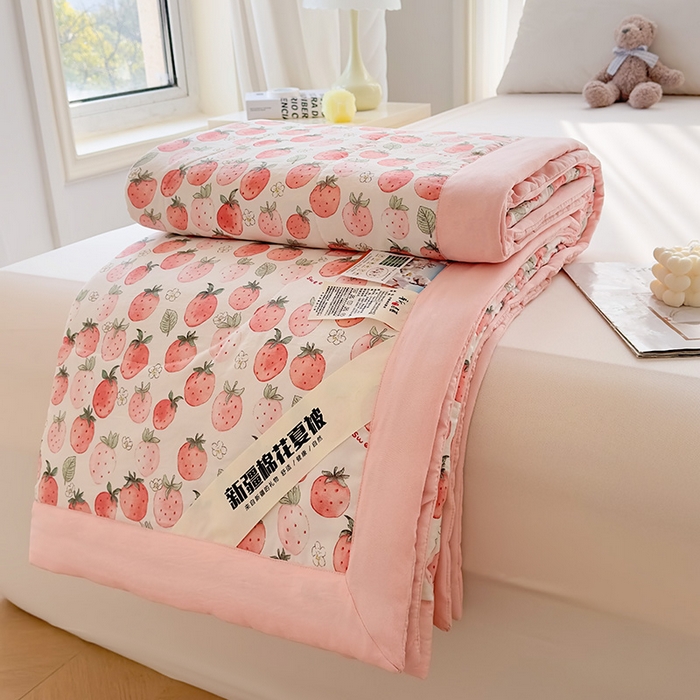 91家纺网 家纺一手货源 找家纺 西域种棉人·千百笠 2025新款A类新疆棉花夏凉被加宽包边水洗棉卡通印花吸湿透气棉花夏被空调被 凌香 草莓