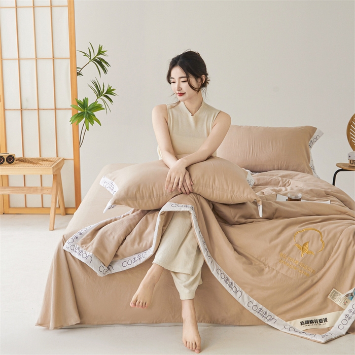 91家纺网 家纺一手货源 找家纺 西域种棉人·千百笠 2025新款A类100%新疆棉花夏凉被纯棉全棉填充毛巾绣绣花纯色双拼原棉空调被夏被 千寻卡其