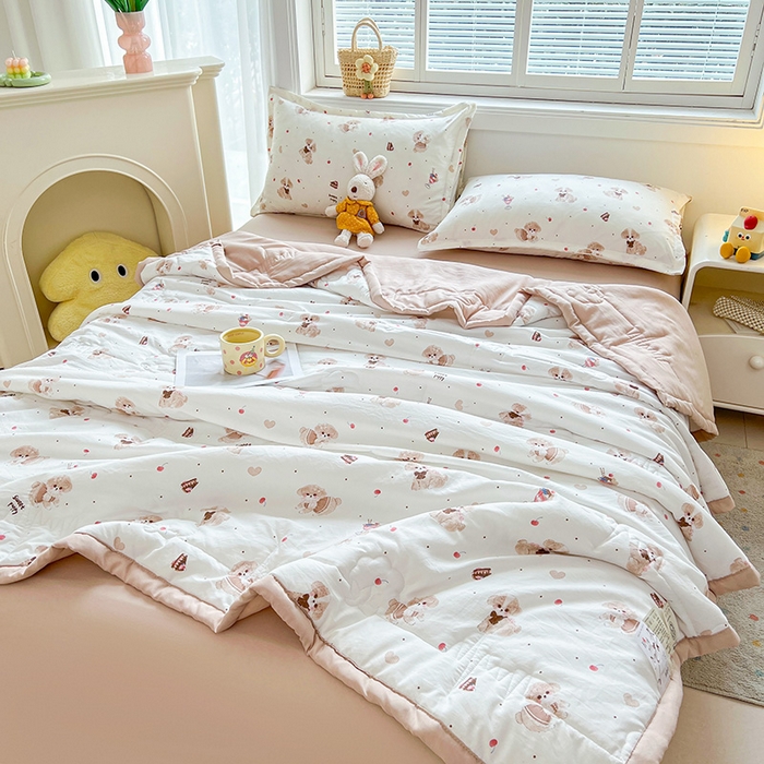 91家纺网 家纺一手货源 找家纺 西域种棉人·千百笠 2025新款A类新疆棉花夏凉被加宽包边水洗棉卡通印花吸湿透气棉花夏被空调被 凌香 樱桃狗