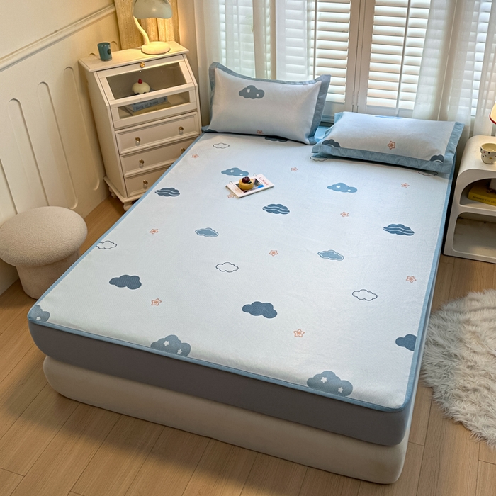 91家纺网 家纺一手货源 找家纺 花言狐语 2025新款真冰藤印花床笠款凉席 蓝天白云