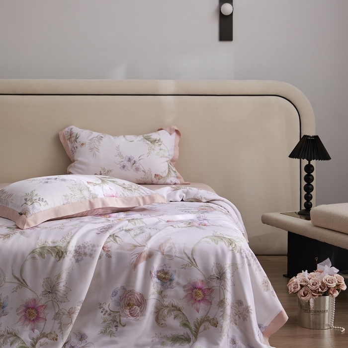 91家纺网 家纺一手货源 找家纺 薏思家纺 2025新款50支莱赛尔天丝数码印花夏被+四件套（礼盒包装） 春日落樱