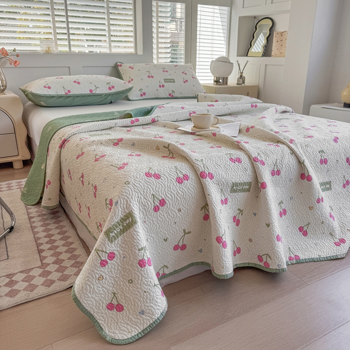 91家纺网 家纺一手货源 找家纺 宜梦家居【需要买家秀请联系老板】 2025新款双面纯棉夹层新疆棉花高温砂洗全棉床盖 美味樱桃