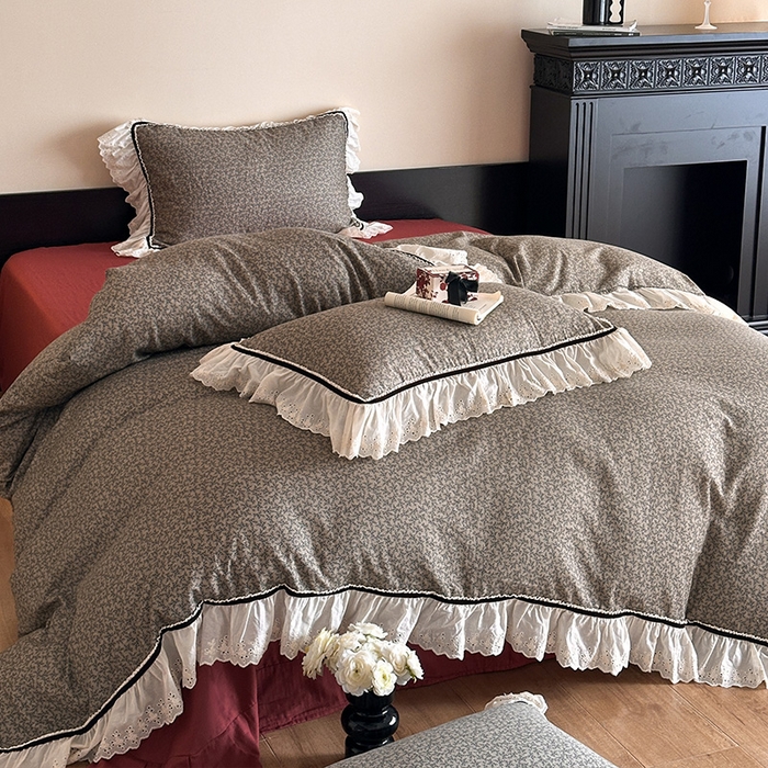 91家纺网 家纺一手货源 找家纺 蓝邻家纺 2025春夏新款全棉纯棉复古双层纱花边织带款四件套 春风细叶