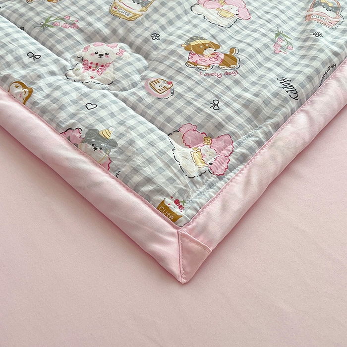 91家纺网 家纺一手货源 找家纺 西域种棉人·千百笠 2025新款A类新疆棉花夏凉被加宽包边水洗棉卡通印花吸湿透气棉花夏被空调被 凌香 童趣