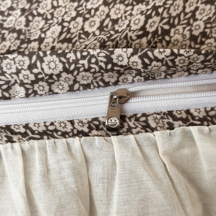 91家纺网 家纺一手货源 找家纺 蓝邻家纺 2025春夏新款全棉纯棉复古双层纱花边织带款四件套 莱茵茶桂