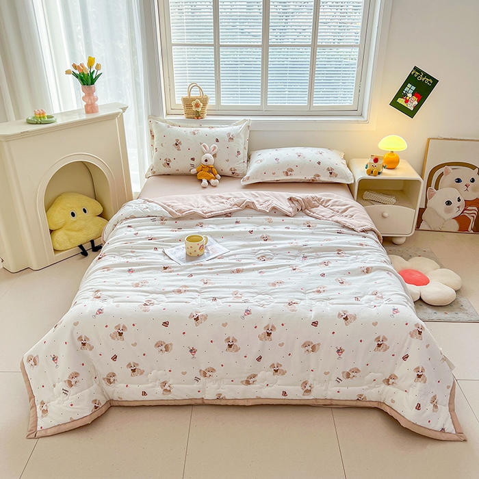 91家纺网 家纺一手货源 找家纺 西域种棉人·千百笠 2025新款A类新疆棉花夏凉被加宽包边水洗棉卡通印花吸湿透气棉花夏被空调被 凌香 樱桃狗