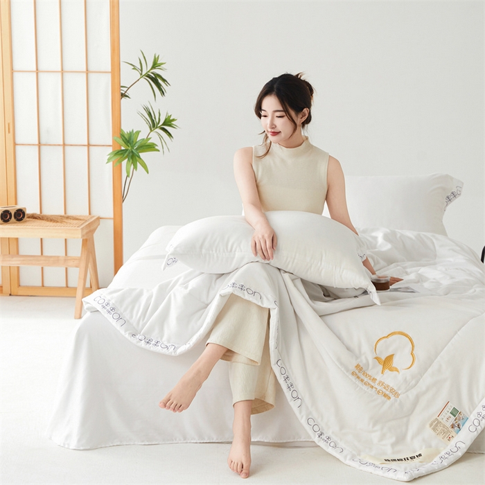 91家纺网 家纺一手货源 找家纺 西域种棉人·千百笠 2025新款A类100%新疆棉花夏凉被纯棉全棉填充毛巾绣绣花纯色双拼原棉空调被夏被 千寻瓷白