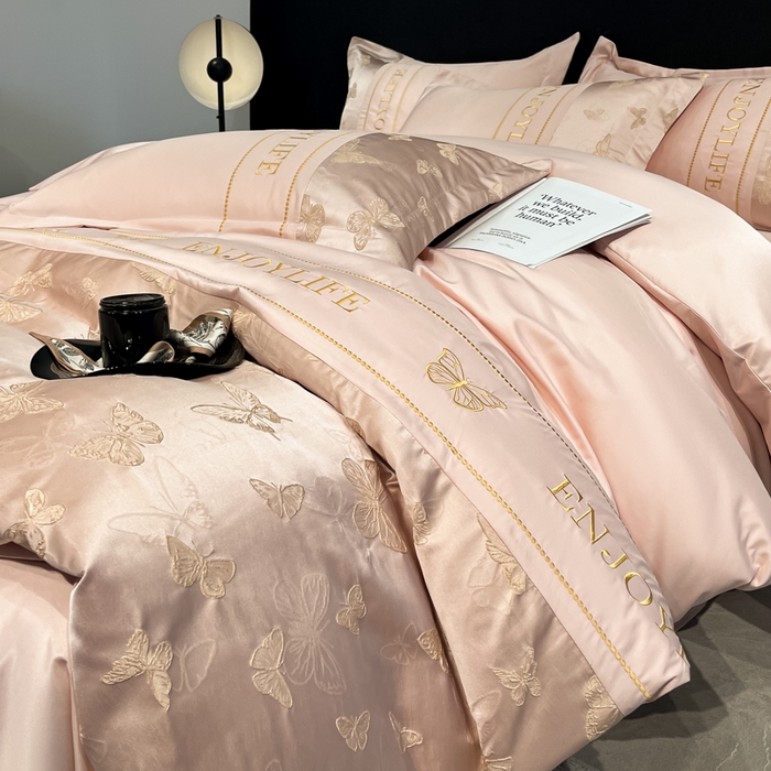 91家纺网 家纺一手货源 找家纺 米彩家纺 2025新款A类水洗真丝金丝浮雕提花绣花四件套 富蝶-粉玉