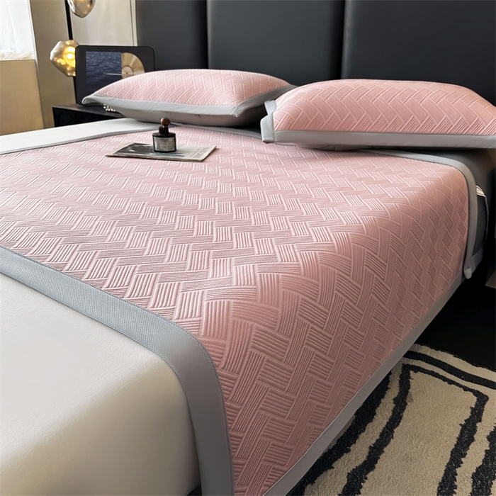 91家纺网 家纺一手货源 找家纺 雯豆家纺 2025夏季新款PE中分子凉感凉席三件套冰丝凉感席子纯色素色成人平铺绑带款 简尚-甜梦粉