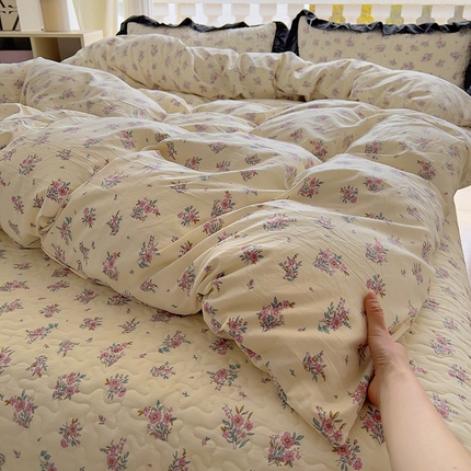 91家纺网 家纺一手货源 找家纺 韩秀家纺 2025新款 四季跑量款花边夹棉加厚水洗棉泡泡棉糯感印花韩版床盖四件套 恬静