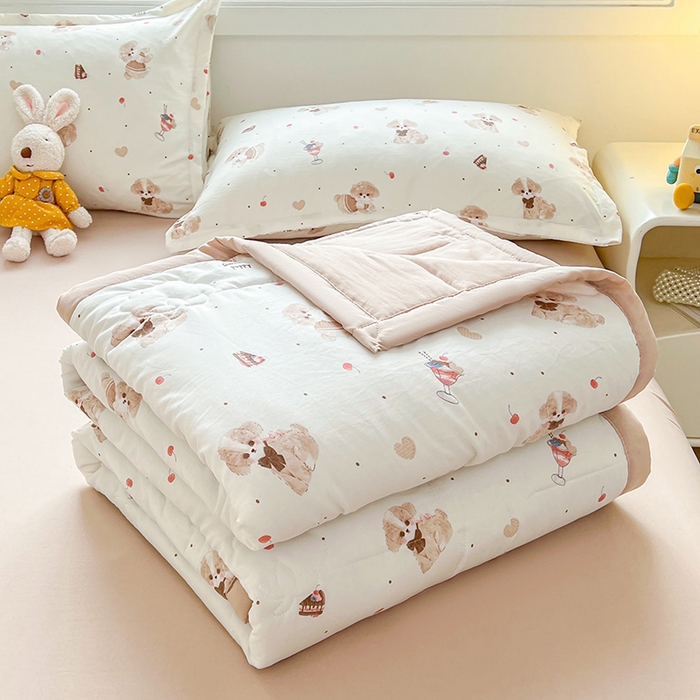 91家纺网 家纺一手货源 找家纺 西域种棉人·千百笠 2025新款A类新疆棉花夏凉被加宽包边水洗棉卡通印花吸湿透气棉花夏被空调被 凌香 樱桃狗