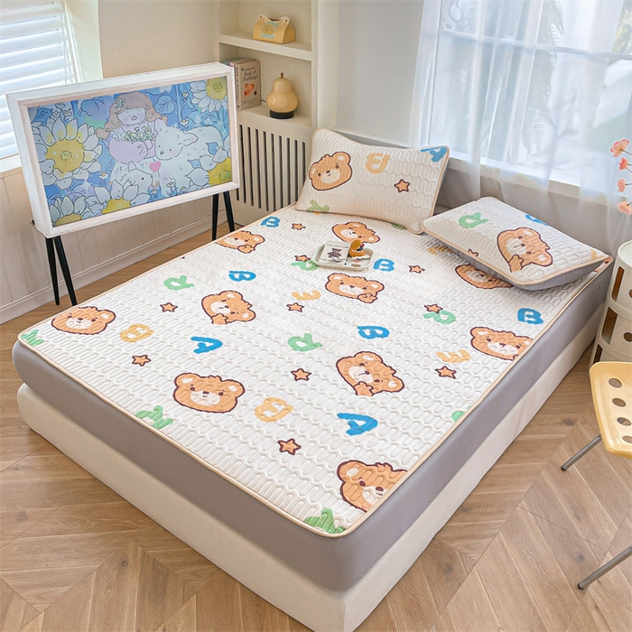 91家纺网 家纺一手货源 找家纺 布卢姆床垫 2025新款5mmA类乳胶凉席床笠套件夏被组合 字母小熊