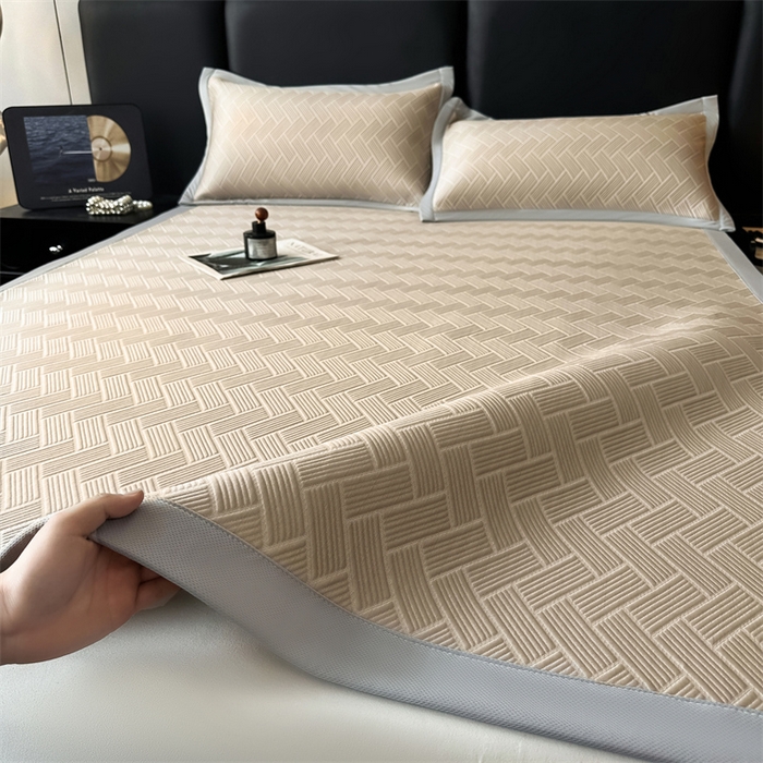 91家纺网 家纺一手货源 找家纺 雯豆家纺 2025夏季新款PE中分子凉感凉席三件套冰丝凉感席子纯色素色成人平铺绑带款 简尚-丝雾棕