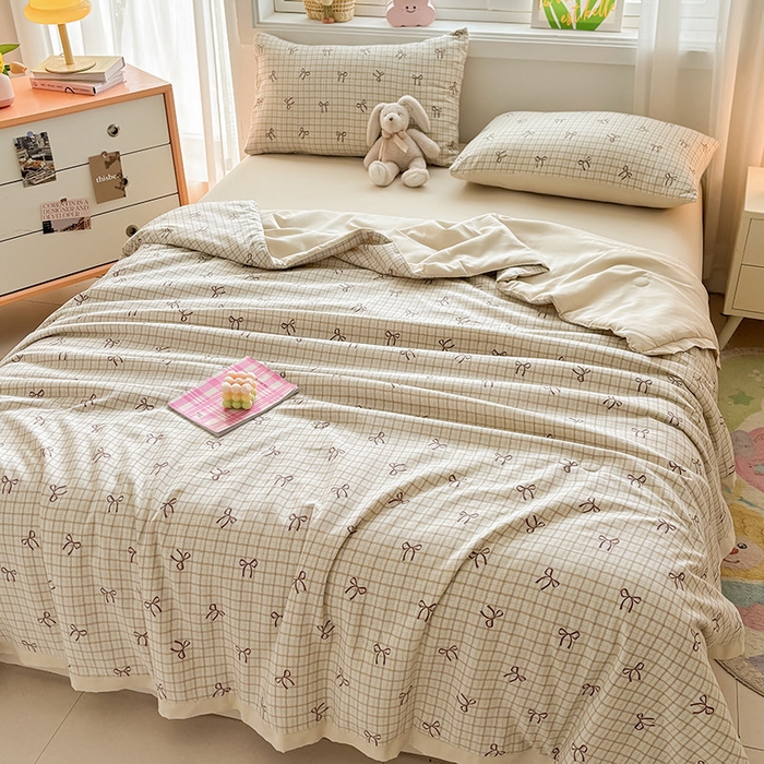 91家纺网 家纺一手货源 找家纺 金喜 2025新款小清新风格有氧针织双层纱大豆被夏被四件套 蝴蝶结