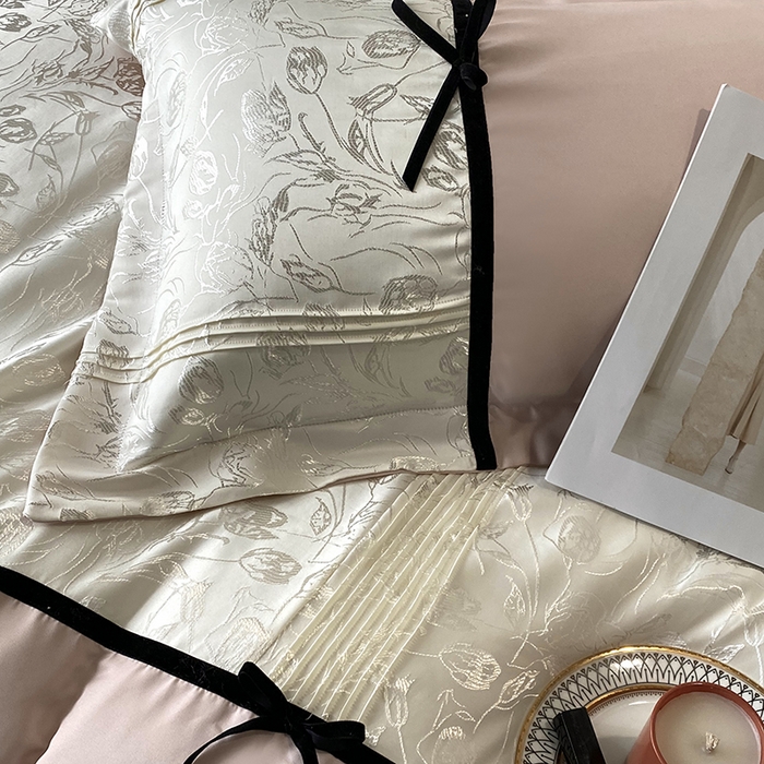 91家纺网 家纺一手货源 找家纺 优悦生活馆 2025年新款工艺款冰丝浮雕拼接四件套 璀璨之恋-粉