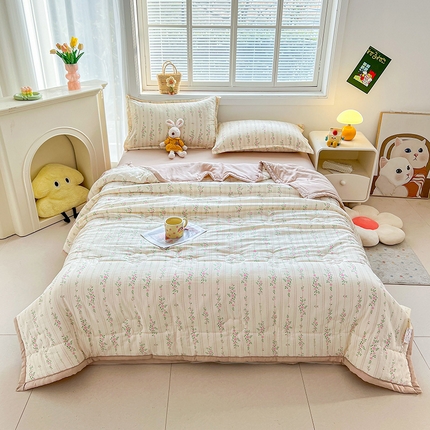 91家纺网 家纺一手货源 找家纺 西域种棉人·千百笠 2025新款A类新疆棉花夏凉被加宽包边水洗棉卡通印花吸湿透气棉花夏被空调被 凌香 紫藤花