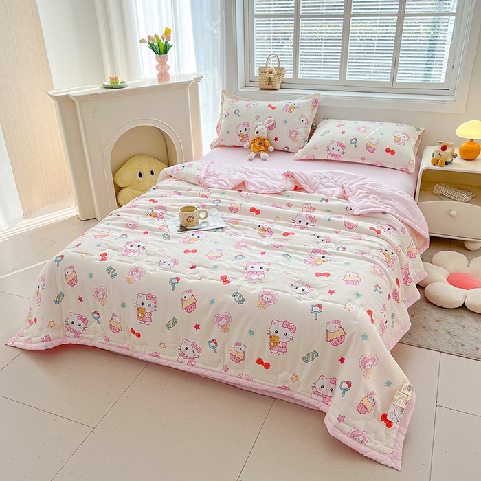 91家纺网 家纺一手货源 找家纺 西域种棉人·千百笠 2025新款A类新疆棉花夏凉被加宽包边水洗棉卡通印花吸湿透气棉花夏被空调被 凌香 蛋糕猫