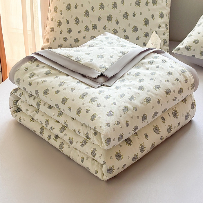 91家纺网 家纺一手货源 找家纺 金喜 2025新款小清新风格有氧针织双层纱大豆被夏被四件套 清欢