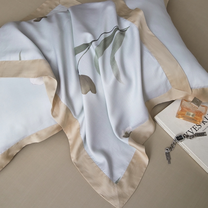 91家纺网 家纺一手货源 找家纺 薏思家纺 2025新款50支莱赛尔天丝数码印花夏被+四件套（礼盒包装） 半弦春漫