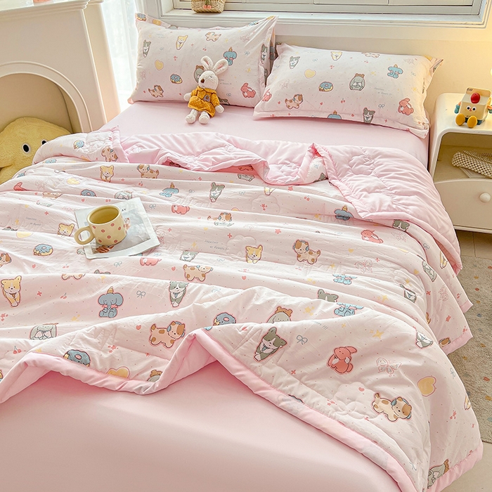 91家纺网 家纺一手货源 找家纺 西域种棉人·千百笠 2025新款A类新疆棉花夏凉被加宽包边水洗棉卡通印花吸湿透气棉花夏被空调被 凌香 淘气狗