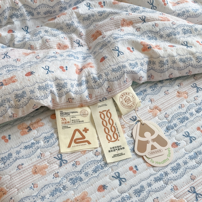 91家纺网 家纺一手货源 找家纺 老帅的工厂店 2025新款a类云感双层纱7a抗菌夏被床盖四件套 蝴蝶结熊